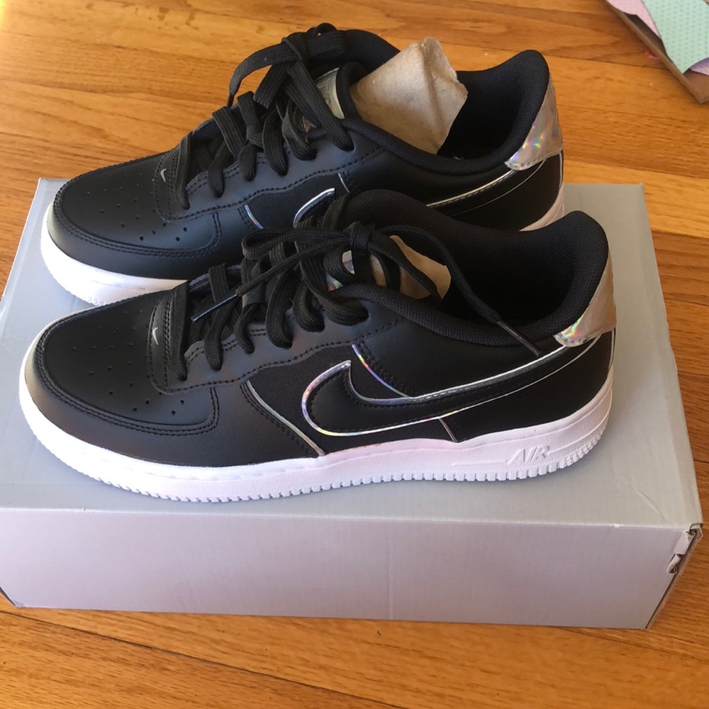 Nike Brand New Kids Size 5.5 Y Air Force 1 LV8 Shoes